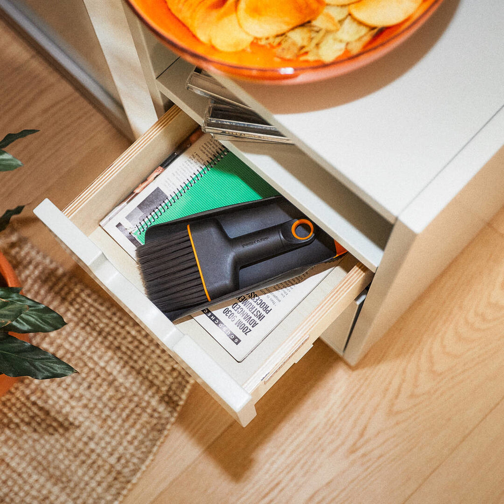 Комплект лопатка за засаждане и четка Fiskars Urban, 20.6 см