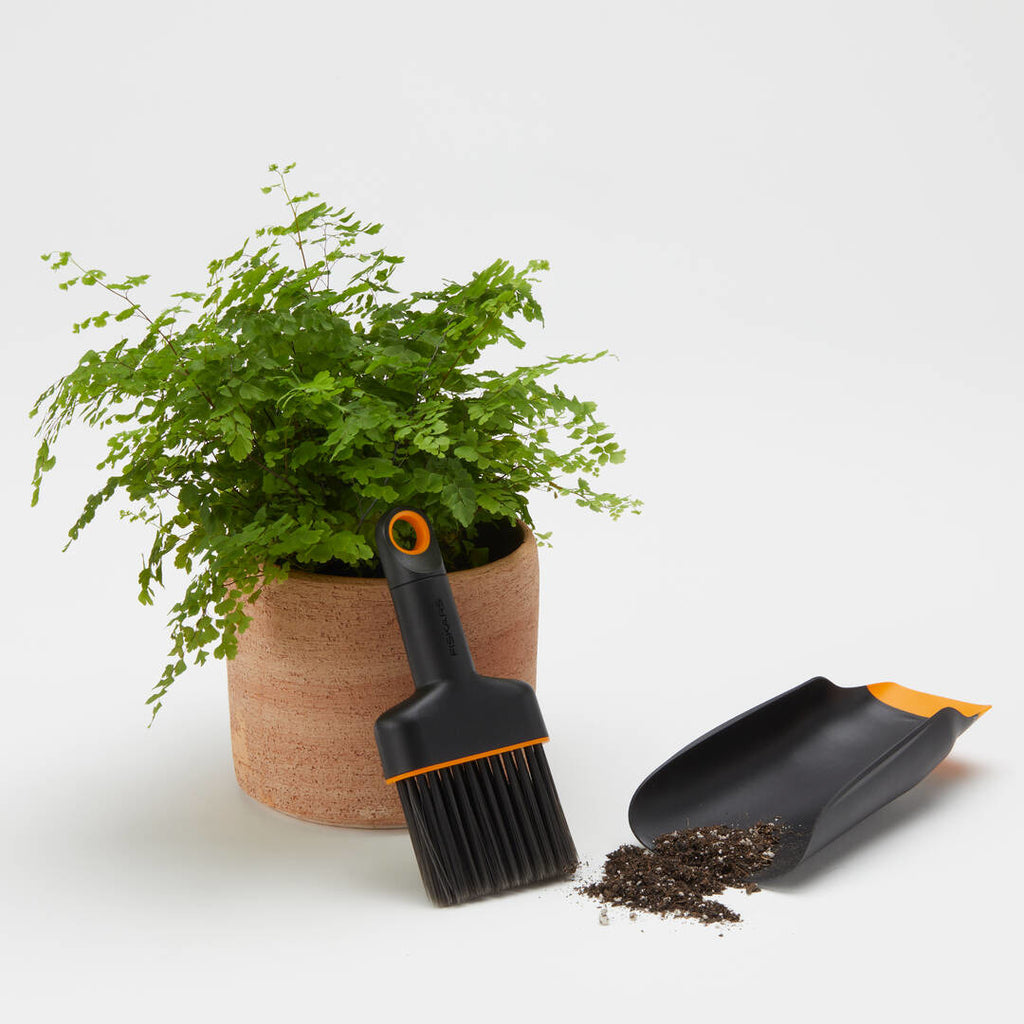 Комплект лопатка за засаждане и четка Fiskars Urban, 20.6 см