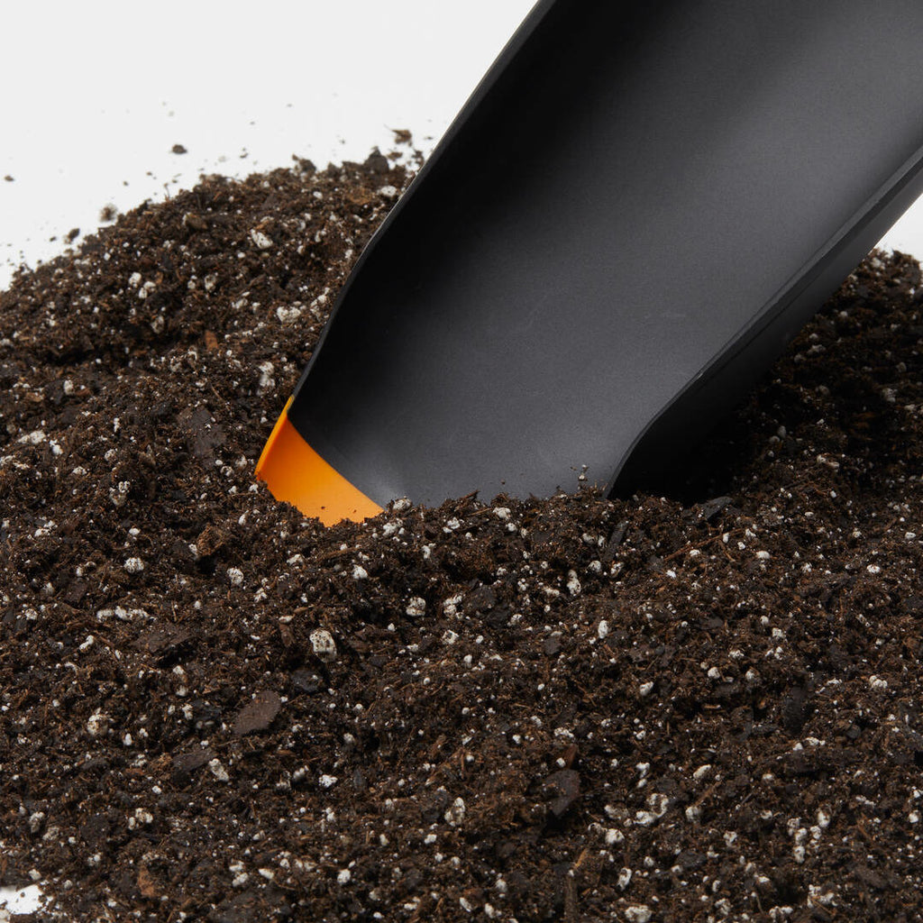 Комплект лопатка за засаждане и четка Fiskars Urban, 20.6 см