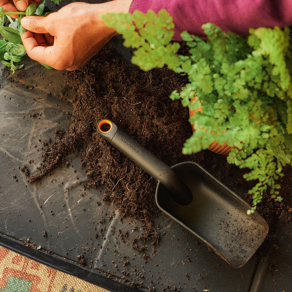 Подложка за засаждане и пресаждане Fiskars Urban, 82.5x44.5 см - Nika.bg