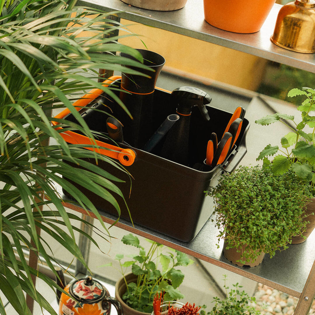 Кутия с градински инструменти Fiskars Balcony Toolbox 7 части - Nika.bg