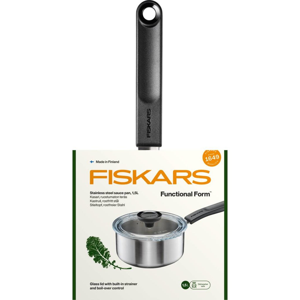 Касерола Fiskars Functional Form 1.5 литра от неръждаема стомана с плосък стъклен капак, вътрешна скала и вградена цедка