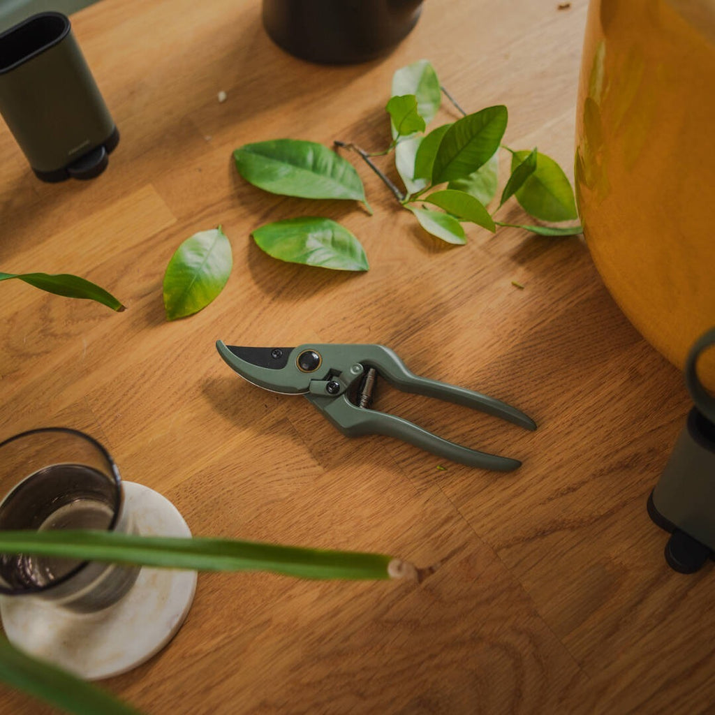 Градинска ножица Fiskars Urban с поставка - Nika.bg