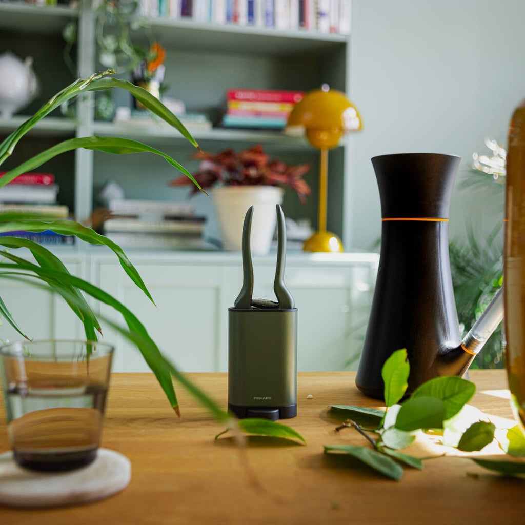 Градинска ножица Fiskars Urban с поставка - Nika.bg
