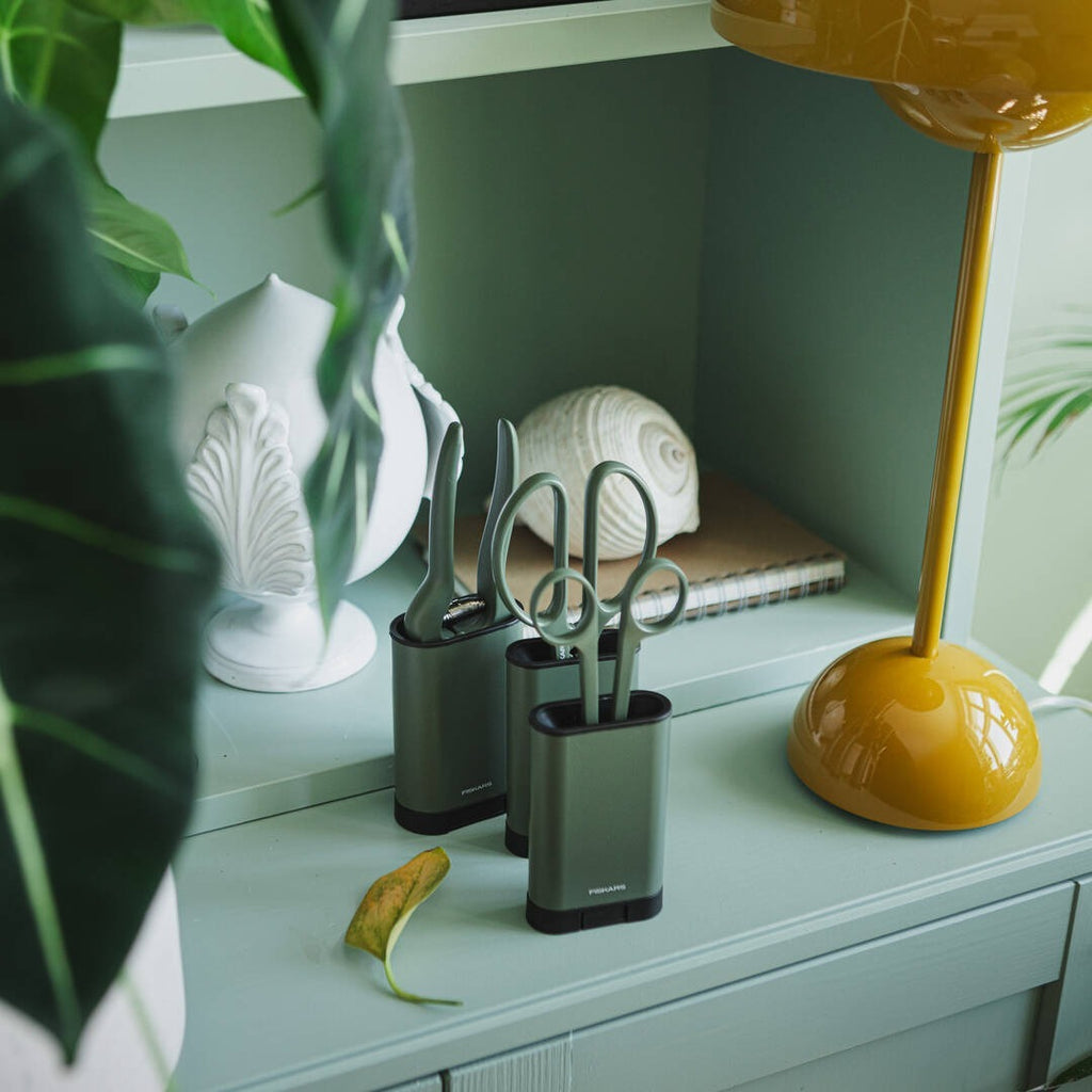 Градинска ножица Fiskars Urban с поставка - Nika.bg