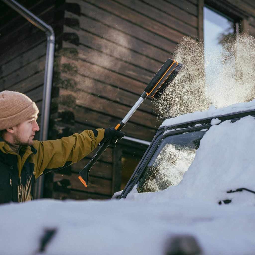 Телескопична въртяща се четка и стъргалка Fiskars X-series™ 96–121 см - Nika.bg