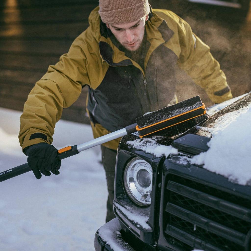 Телескопична въртяща се четка и стъргалка Fiskars X-series™ 96–121 см - Nika.bg