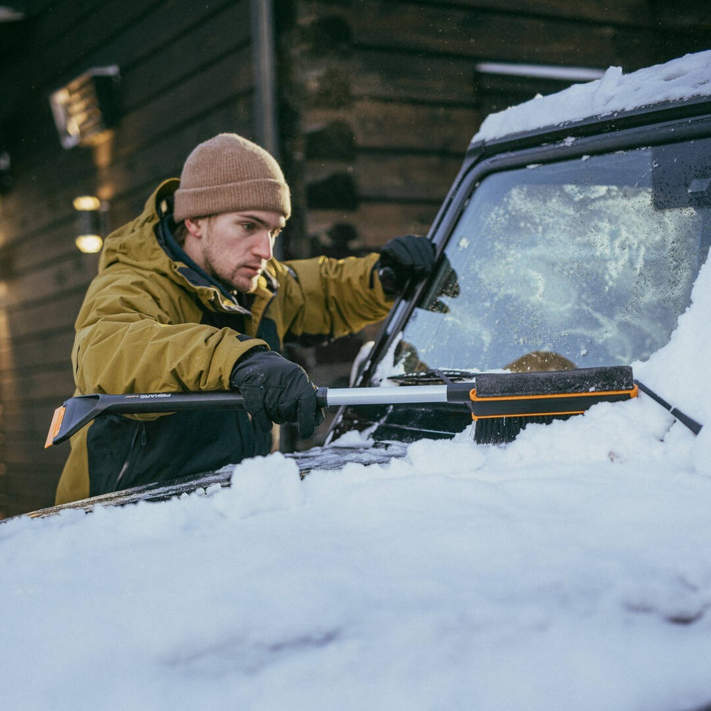 Телескопична въртяща се четка и стъргалка Fiskars X-series™ 96–121 см - Nika.bg