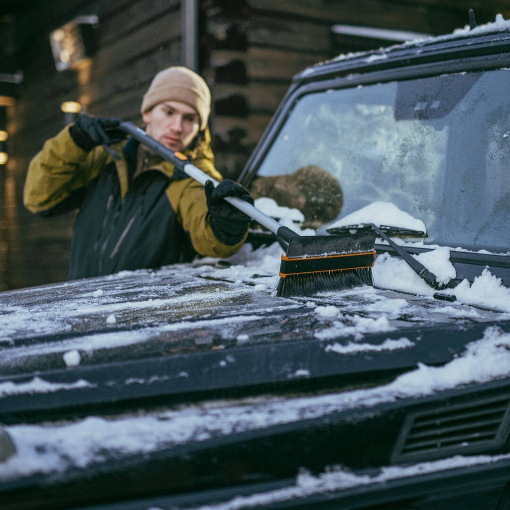 Телескопична въртяща се четка и стъргалка Fiskars X-series™ 96–121 см - Nika.bg