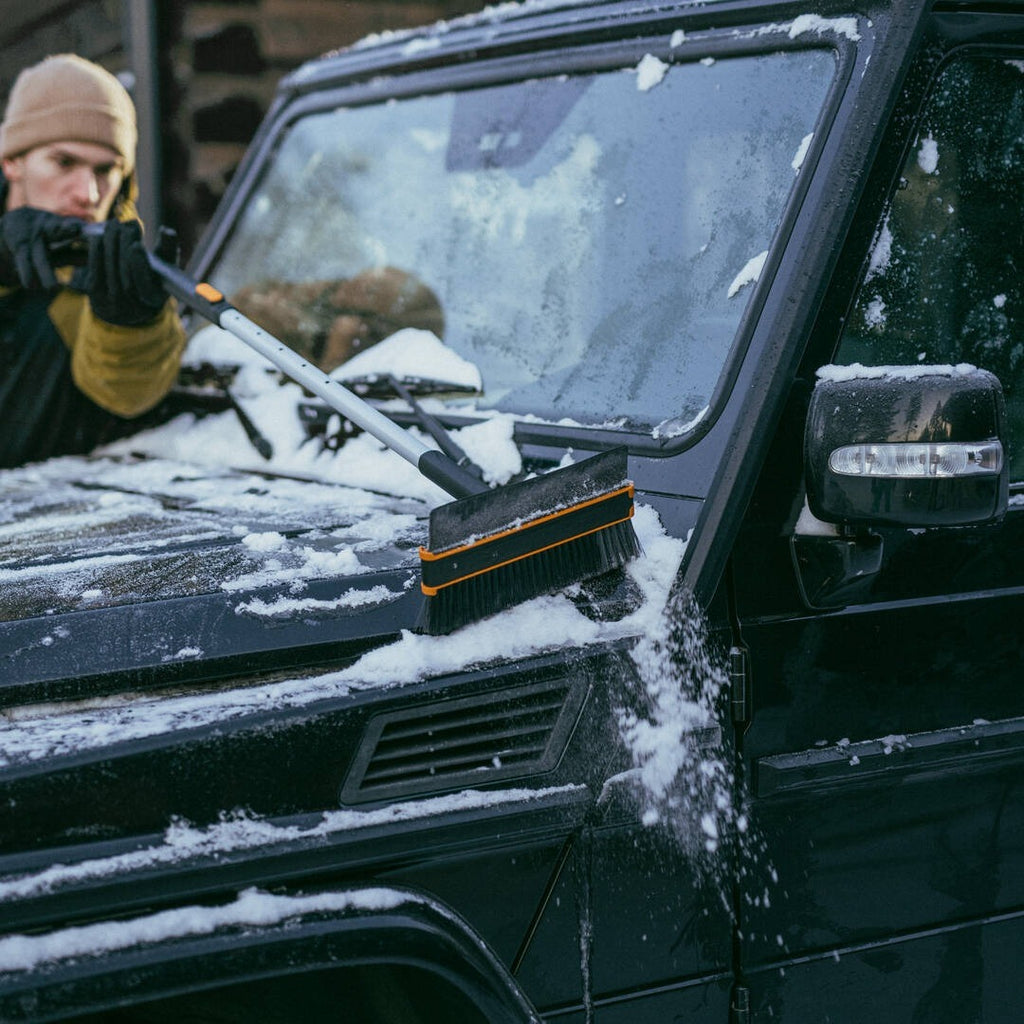 Телескопична въртяща се четка и стъргалка Fiskars X-series™ 96–121 см - Nika.bg