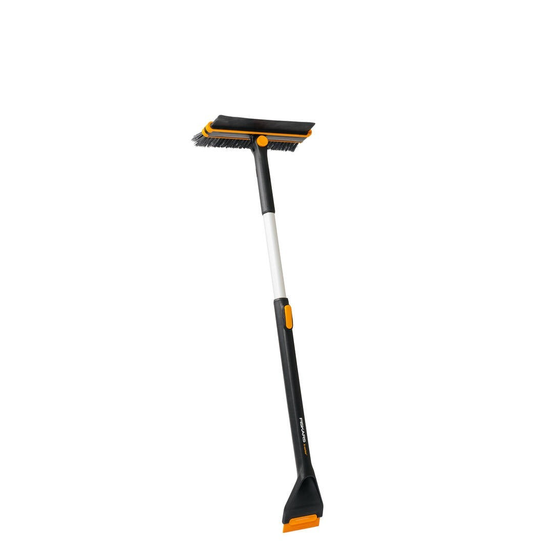 Телескопична въртяща се четка и стъргалка Fiskars X-series™ 96–121 см - Nika.bg