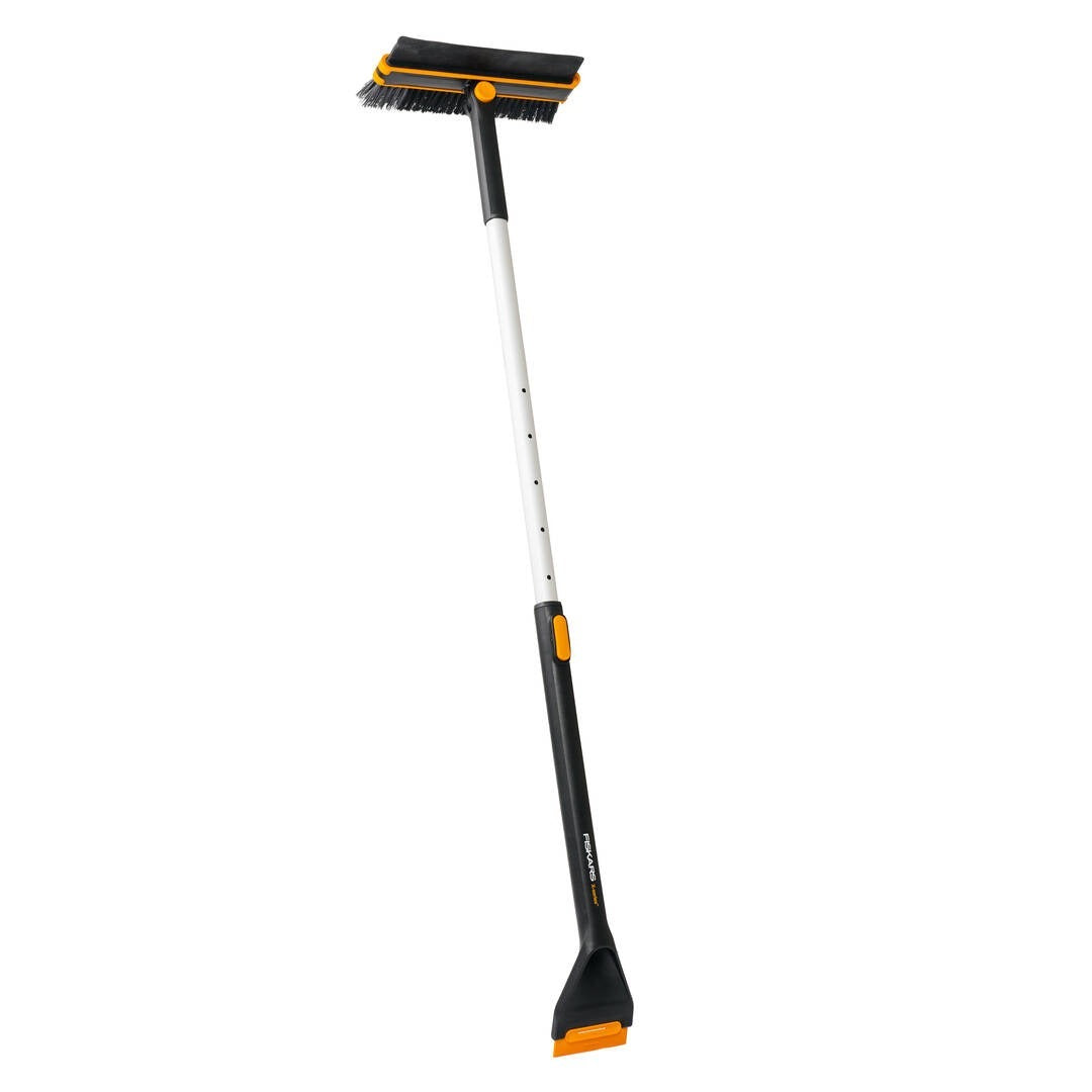 Телескопична въртяща се четка и стъргалка Fiskars X-series™ 96–121 см - Nika.bg