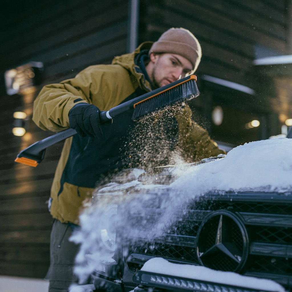 Телескопична четка и стъргалка Fiskars X-series™ 85–113 см