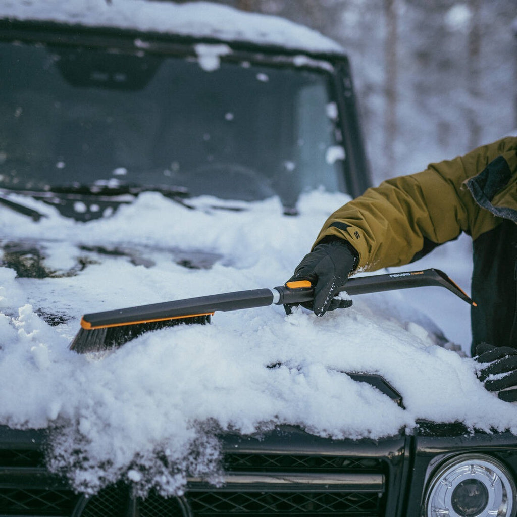 Телескопична четка и стъргалка Fiskars X-series™ 85–113 см