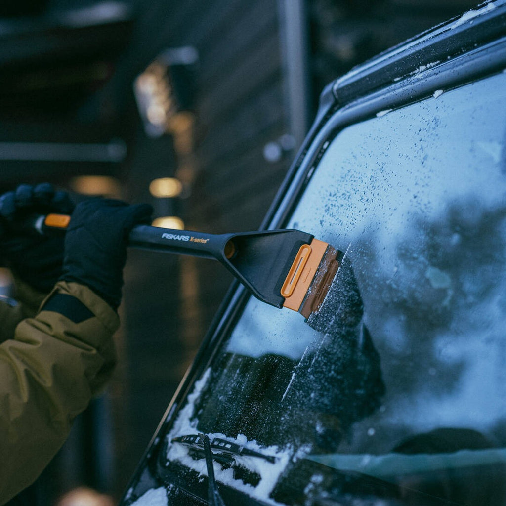 Телескопична четка и стъргалка Fiskars X-series™ 85–113 см