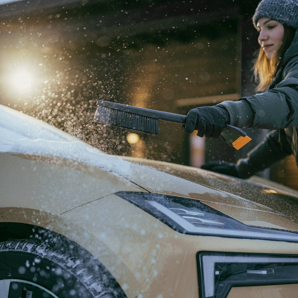 Четка и стъргалка за лед Fiskars Solid™ 47 см