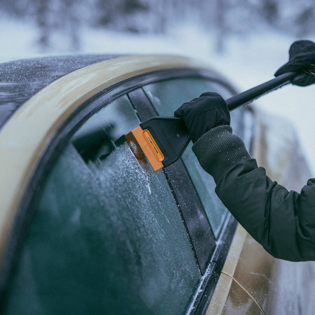 Четка и стъргалка за лед Fiskars Solid™ 47 см