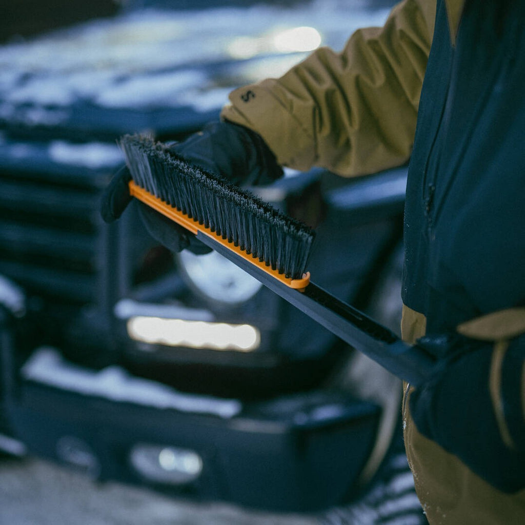 Телескопична четка и стъргалка Fiskars X-series™ 85–113 см