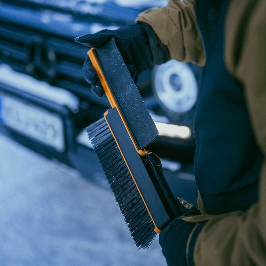 Телескопична въртяща се четка и стъргалка Fiskars X-series™ 96–121 см - Nika.bg
