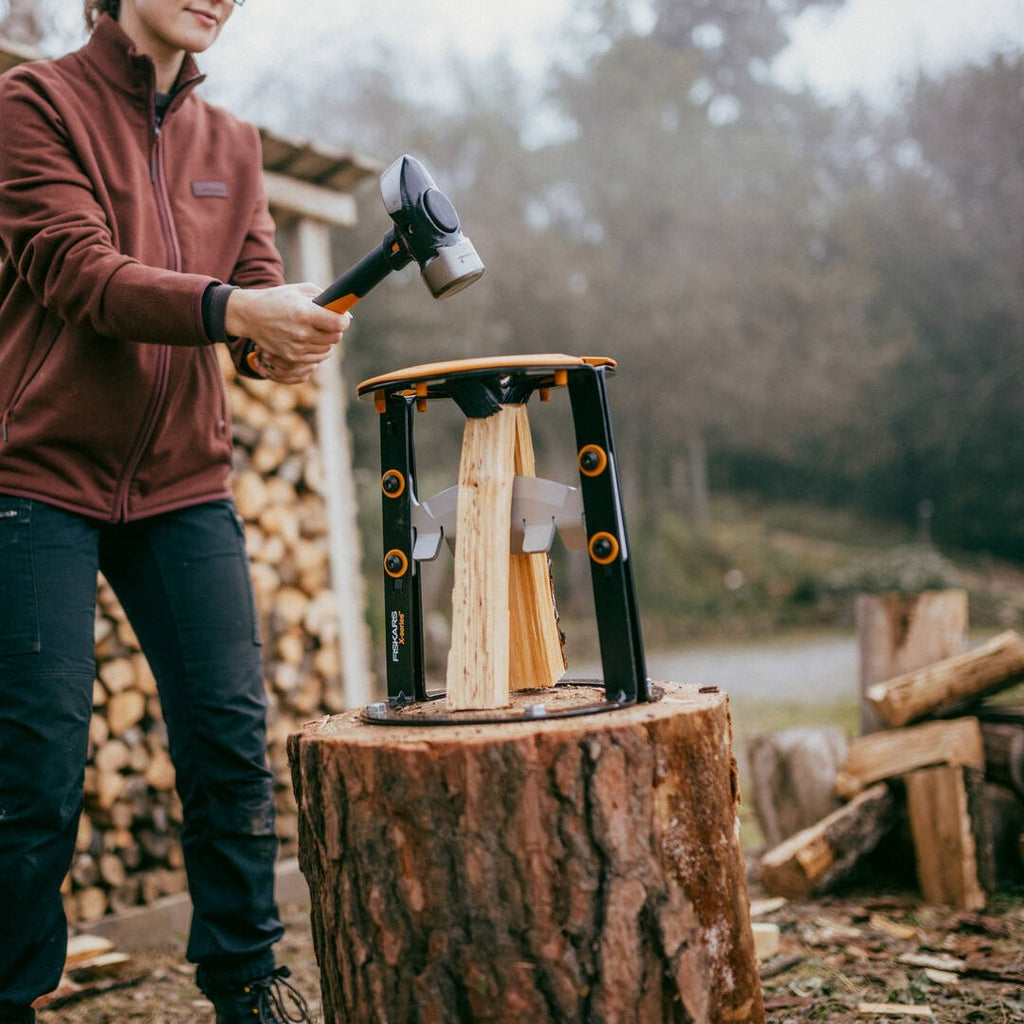 Строителен чук Fiskars IsoCore™ размер L удря по клин за разцепване дърва с една ръка, IsoCore™ система намалява вибрациите