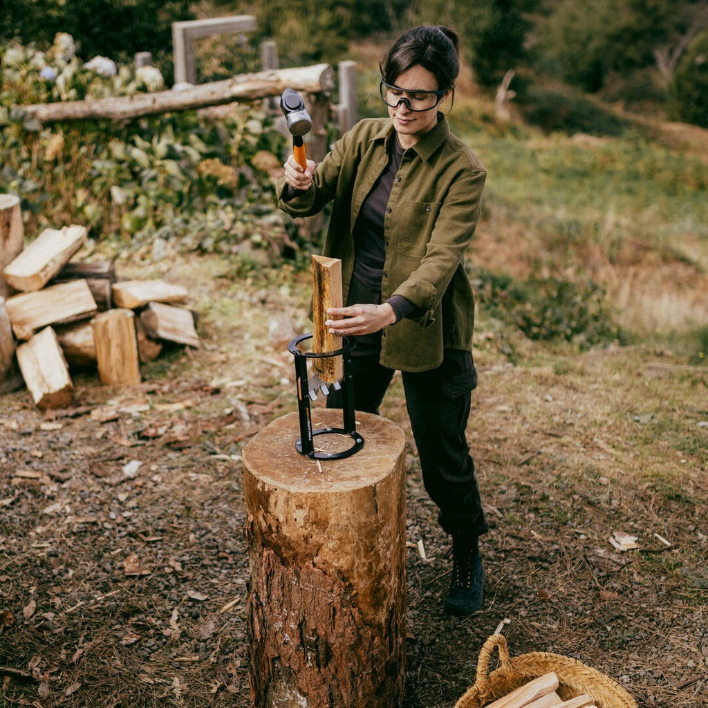 Строителен чук Fiskars IsoCore™ размер M в употреба — човек удря клин с една ръка, намалени вибрации и по-малка умора