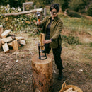 Строителен чук Fiskars IsoCore™ размер M в употреба — човек удря клин с една ръка, намалени вибрации и по-малка умора