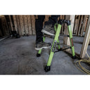 Човек стъпи на двустранна стълба от фибростъкло Little Giant Sure Step™ в строителна среда.