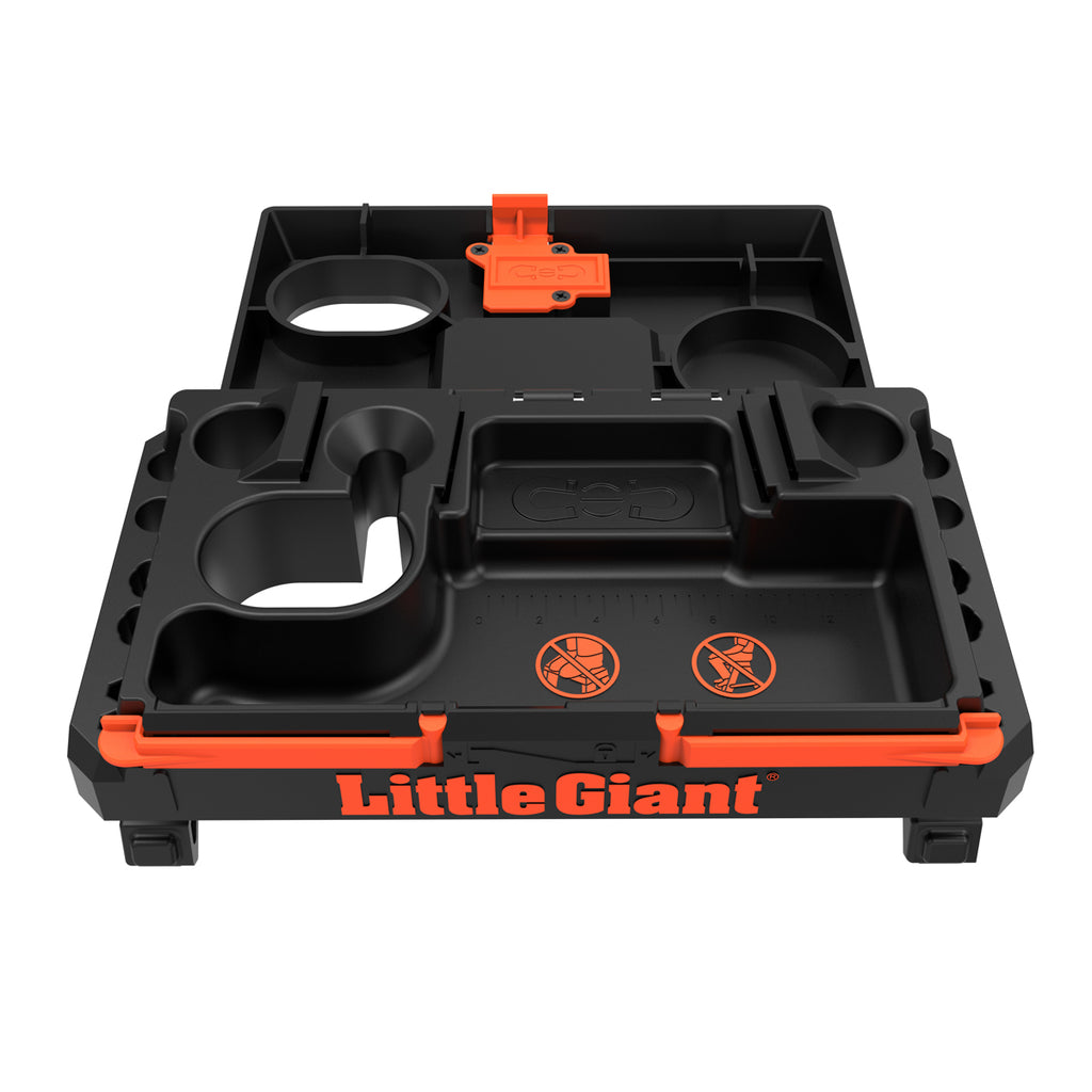 Магнитна табла за инструменти Little Giant® Tool Tray™ XL с отделения за инструменти и свредла.