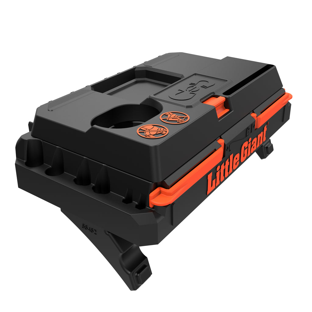 Магнитна табла за инструменти Little Giant® Tool Tray™ XL за организирано работно място.