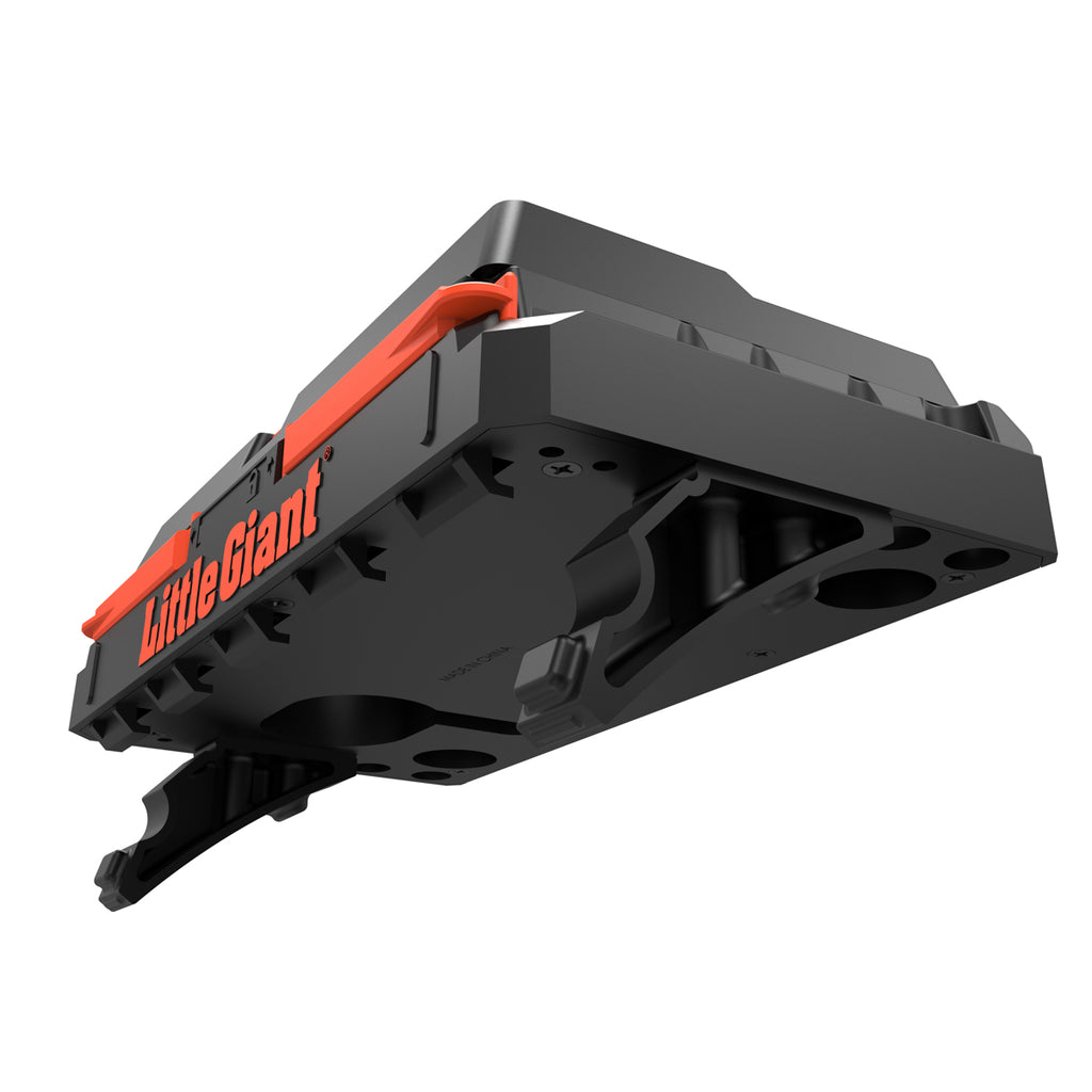 Магнитна табла за инструменти Little Giant® Tool Tray™ XL с отделения за свредла и отвертки.