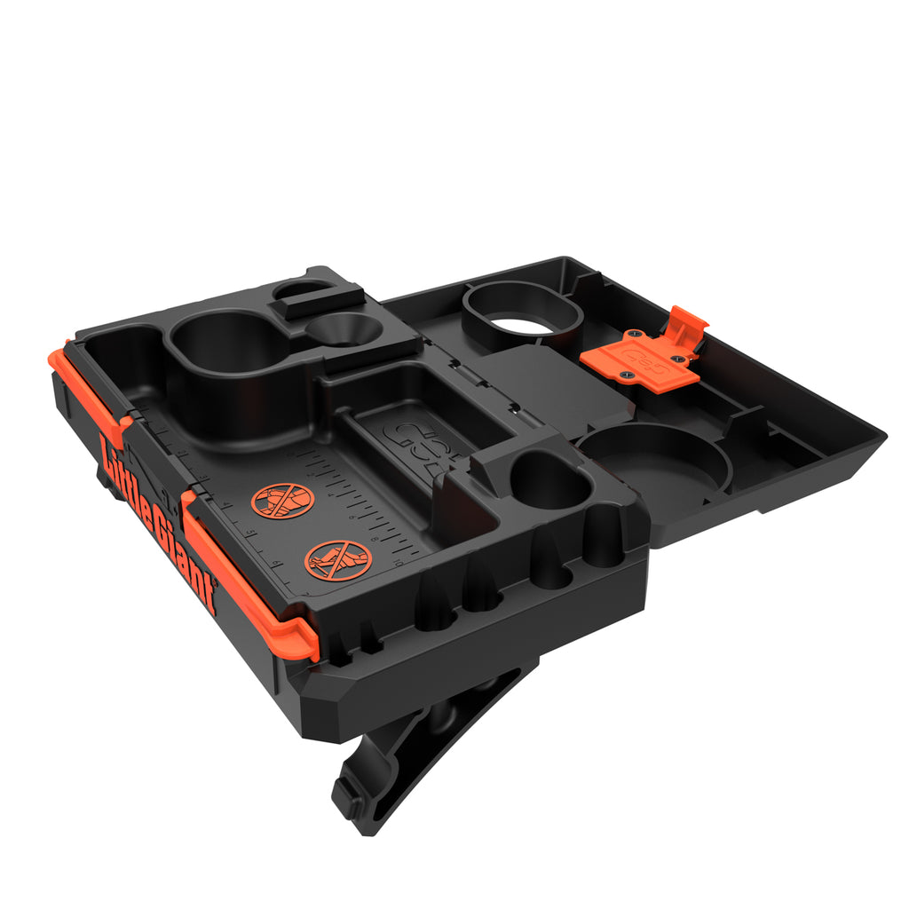 Магнитна табла за инструменти Little Giant® Tool Tray™ XL, организирана и удобна за работа на стълба.