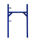 Фасадно рамково скеле в син цвят, стабилно и качествено, подходящо за строителни проекти.