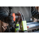 Телескопична стълба Little Giant Dark Horse 2.0 в процес на сглобяване от работник с ръкавици