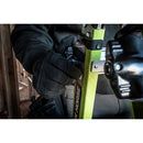 Човек настройва телескопична стълба от фибростъкло Little Giant Dark Horse 2.0 със защитни ръкавици.