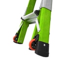 Телескопична стълба от фибростъкло Little Giant Dark Horse 2.0 с колела за лесно преместване и стабилни крака в зелено.