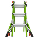 Телескопична стълба от фибростъкло 4x3 Малкия гигант M13 Dark Horse 2.0 в зелено с оранжеви колела.