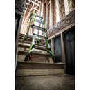 Телескопична фибростъклена стълба Little Giant Dark Horse 2.0 на стълбище в строителен обект.