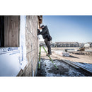 Строител на стълба Little Giant Dark Horse 2.0 работи на строителна площадка.