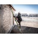 Строител използва телескопична стълба Little Giant Dark Horse 2.0 на строителен обект.