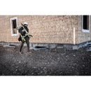 Работник носи телескопична стълба Little Giant Dark Horse 2.0 до строителен обект.