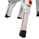 Регулируеми крака на телескопична алуминиева стълба Little Giant Leveler M17 при работа на неравен терен.