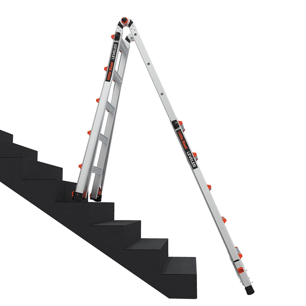 Телескопична алуминиева стълба Little Giant Leveler M22 на стълбище с регулируеми крака за безопасно използване.