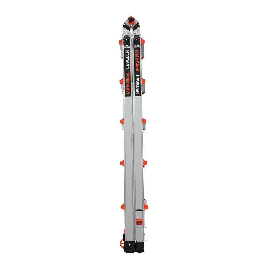 Телескопична алуминиева стълба Little Giant Leveler M22, сгъната позиция с регулируеми крака.