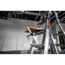 Работна платформа Little Giant PRO, монтирана на стълба в строителен обект, за удобство и безопасност.