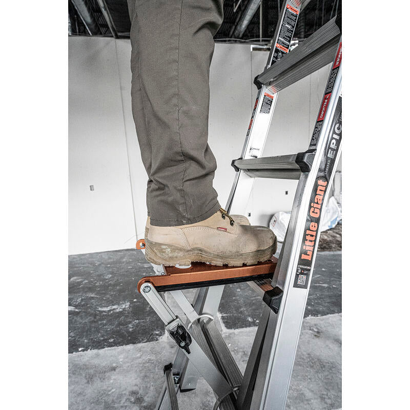 Човек стъпил на работна платформа Little Giant Work Platform PRO, удобна и стабилна възможност при работа на стълба.