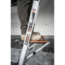 Работна платформа Little Giant, удобна за стълба, осигуряваща стабилност и място за инструменти.