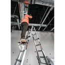 Работна платформа Little Giant, работник на стълба, инсталиращ елементи на тавана.