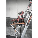 Работна платформа Little Giant с инструменти върху стълба, предлагаща удобство и стабилност.