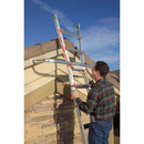 Мъж поставя стълба Little Giant на покрив, демонстрирайки безопасно ползване с Abstand за стълби.