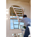 Човек ползва стенен дистанционер Little Giant® WingSpan™ за стълба, за да достигне прозорец.